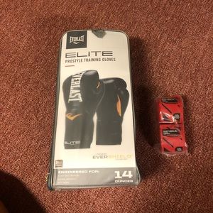 NWT Everlast Elite Pro Style Training Gloves Black, 14 oz & Red Wraps